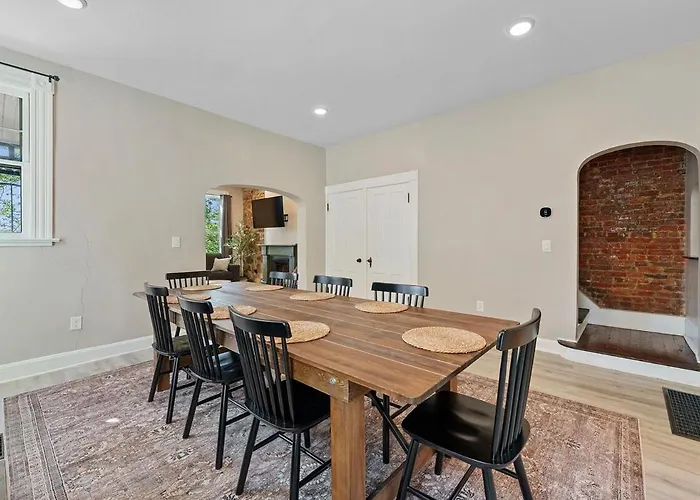 Holiday home Perfect Location-short North Huge4-car Garage