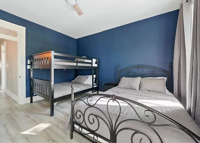 Holiday home Perfect Location-short North Huge4-car Garage *