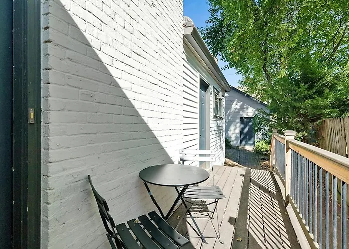 Perfect Location-short North Huge4-car Garage Holiday home