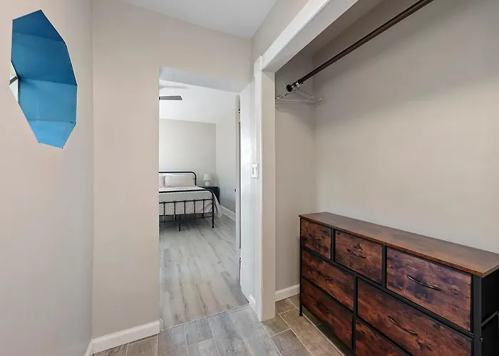 Perfect Location-short North Huge4-car Garage *