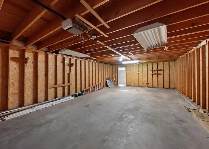 Holiday home Perfect Location-short North Huge4-car Garage