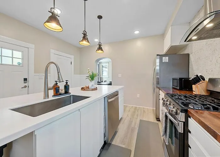 Holiday home Perfect Location-short North Huge4-car Garage *