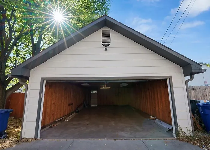 Perfect Location-short North Huge4-car Garage