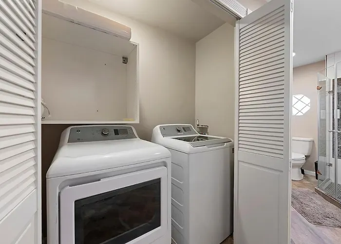 Perfect Location-short North Huge4-car Garage Holiday home