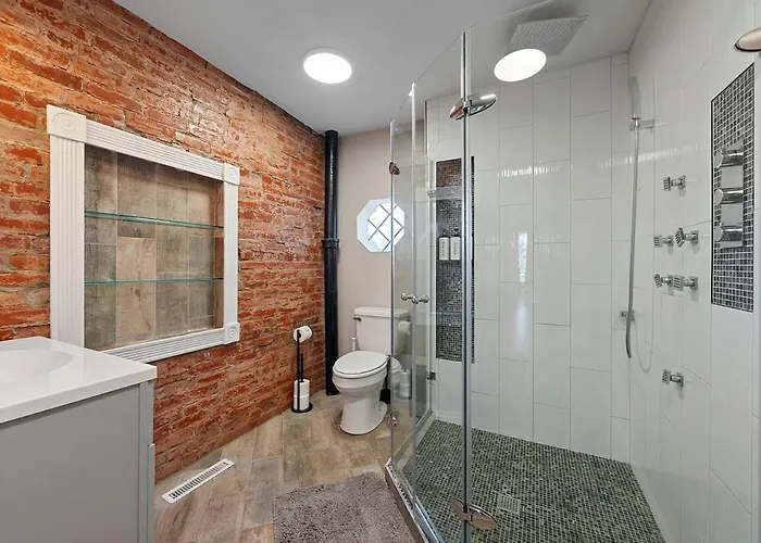 Perfect Location-short North Huge4-car Garage Holiday home *