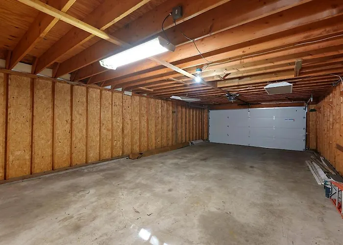 Perfect Location-short North Huge4-car Garage