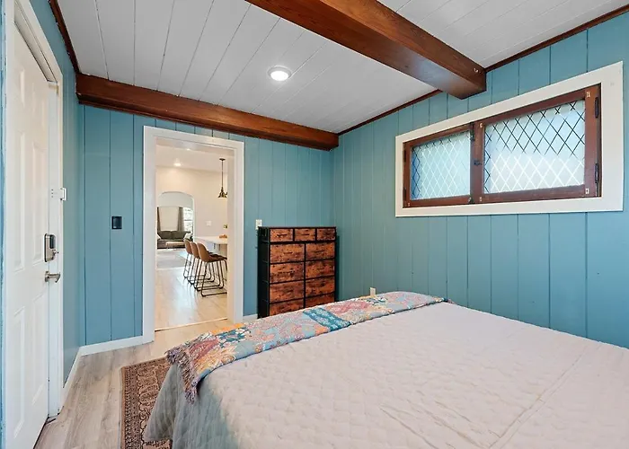 Holiday home Perfect Location-short North Huge4-car Garage *