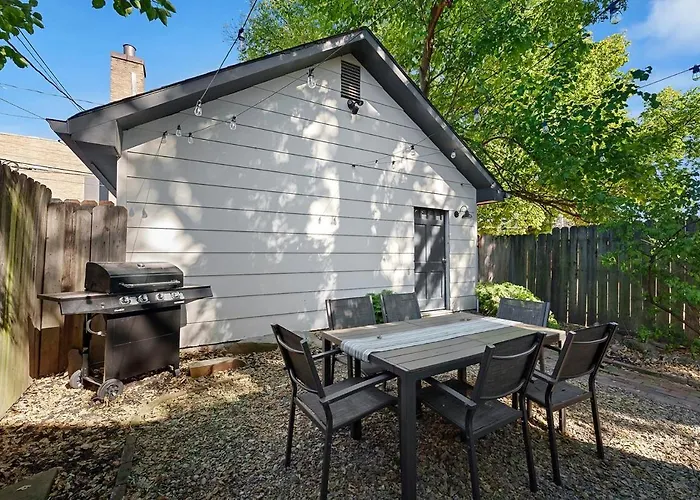 Perfect Location-short North Huge4-car Garage Holiday home *