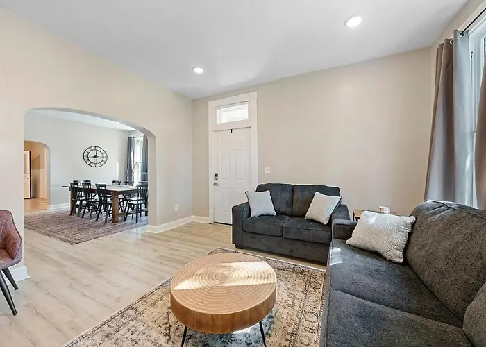 Perfect Location-short North Huge4-car Garage Holiday home