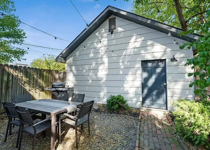 Perfect Location-short North Huge4-car Garage Holiday home